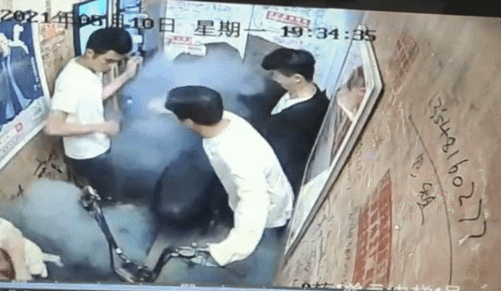 电瓶车电梯内爆燃！一名5个月大婴儿未脱离危险，抱娃婆婆75%烧伤