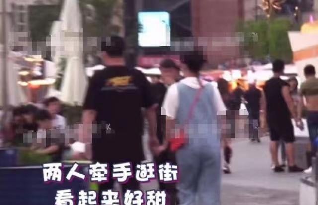 阚清子与神秘男牵手逛街，疑似新恋情曝光，男方被扒出老板身份！