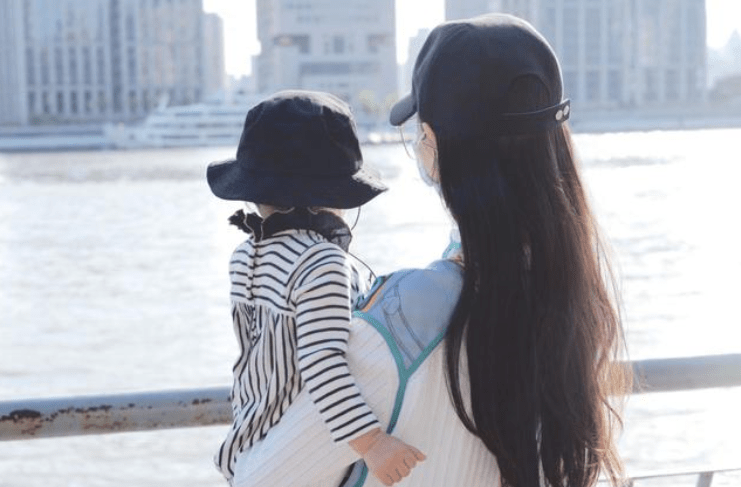 唐嫣儿童节晒女儿背影照，小小糖脸蛋肉嘟软萌乖巧，和糖糖小时候一样漂亮