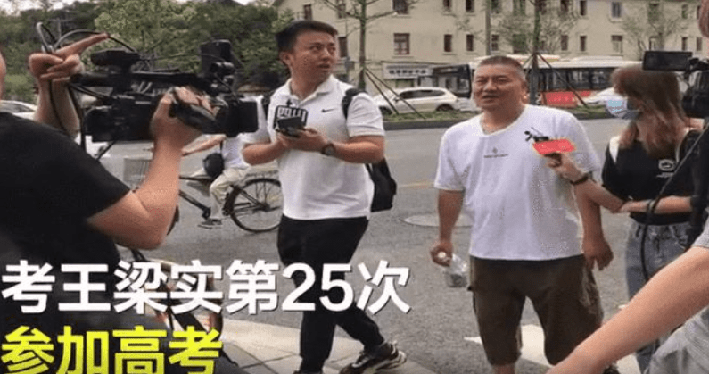 54岁考生梁实笑着走出考场详情介绍