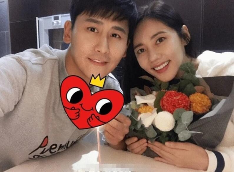 于晓光被拍与女子亲密搂抱，女子坐其腿上，秋瓷炫真的太惨了
