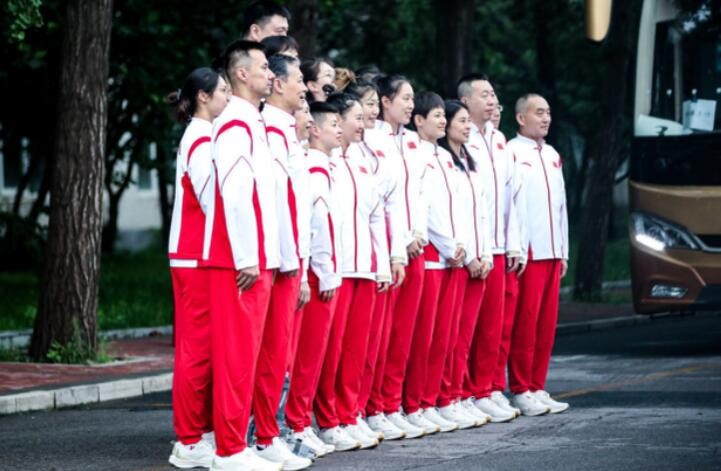 中国女篮正式出征奥运会！姚明带队再现大笑表情包，目标冲击前四