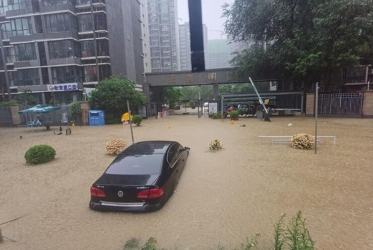 河南暴雨破极值 市民爬树少林被淹：网友感叹活久见