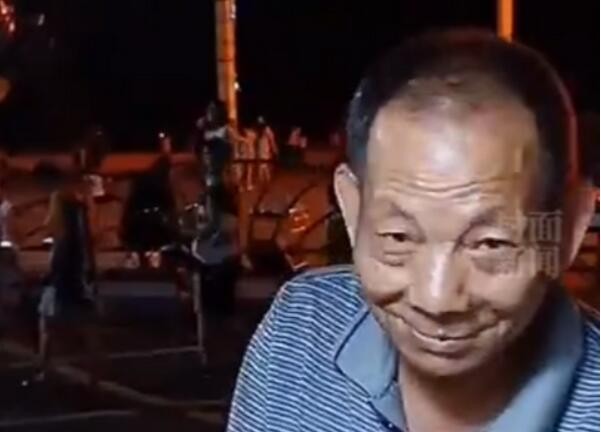 山西一烤面筋爷爷神似袁隆平，网友：他笑的一瞬间眼泪就出来了