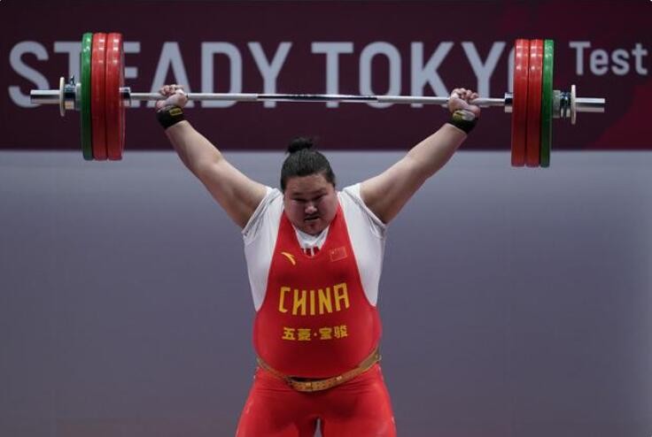 300斤中国举重女将能睡奥运纸板床？不用担心，我睡地上