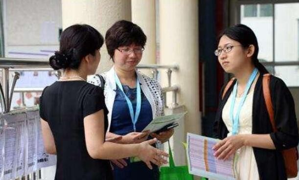 安徽一教师回应“补课被掐脖视频”：是我的错，防疫期间设补课班