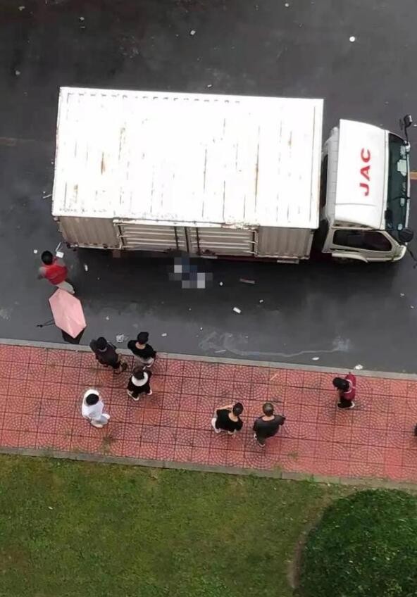 对外经贸大学研一学生校内被快递货车撞倒碾轧身亡