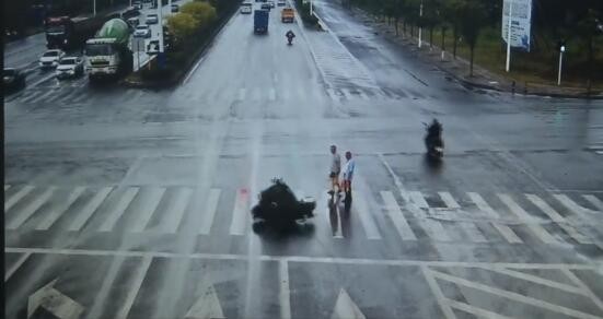 摩托车司机避让闯红灯老人摔倒身亡担主责 交警：俩老人各赔10万