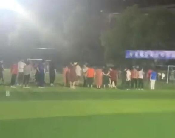 醉了！广场舞大爷大妈砸掉门锁，霸占足球场，小学生球赛被迫终止
