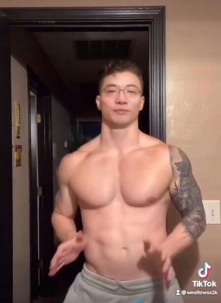 开局一张脸身体全靠捡是什么梗