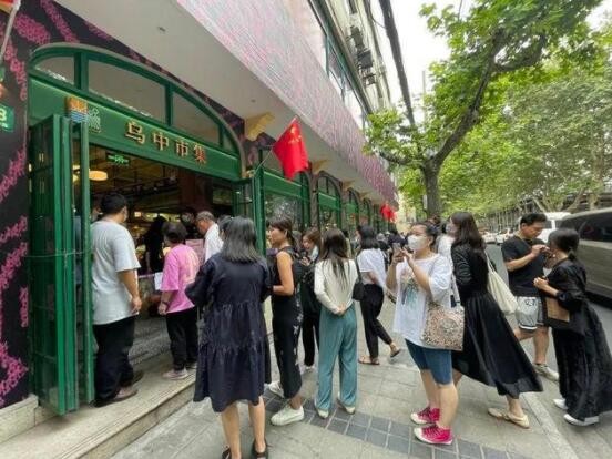 女子在上海PRADA菜场外把菜扔进垃圾车，看呆环卫工人！