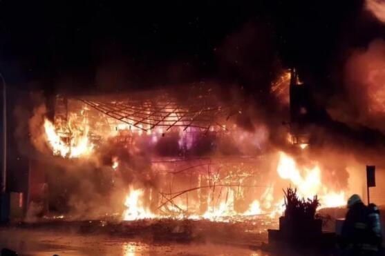 台湾高雄整栋楼被大火吞噬现场哀嚎不断 高雄第一鬼楼突发大火最新消息