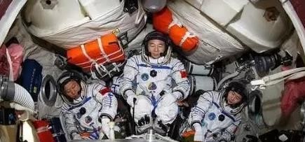 蚂蚁庄园11月3日：航天员乘飞船升空时，身体为什么要躺着？