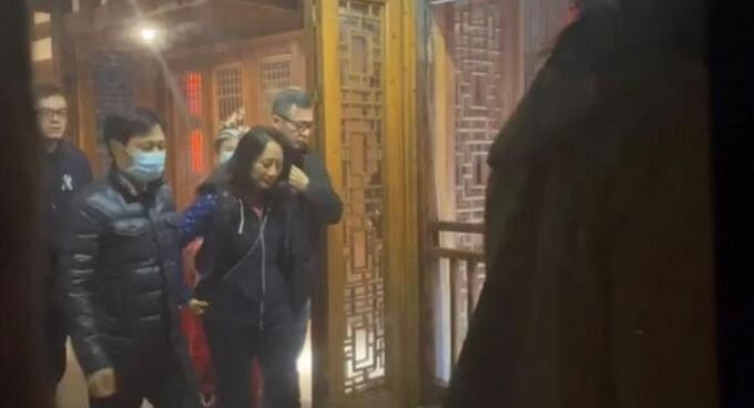 孟晚舟游张家界喝“拦门酒”，网友：祖国的山水最美，也最安全