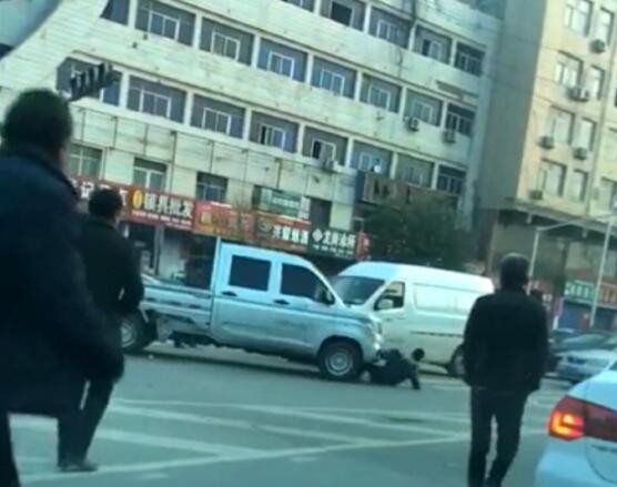 山西河津一男子持刀伤人，小货车司机驾车撞倒嫌疑人制止行凶