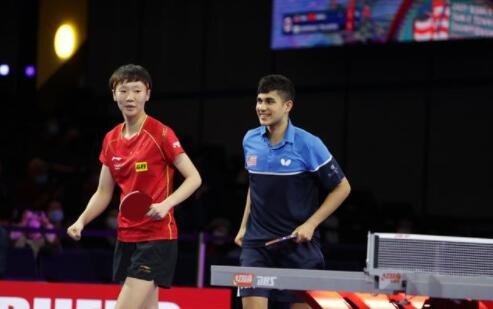 救4局点，王曼昱带美国小将3-0大胜，晋级16强，张本智和混双险胜