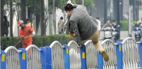 蚂蚁庄园12月2日：交通事故中行人的哪种行为更容易发生伤亡事件？