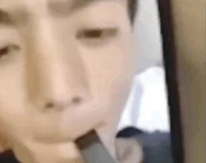 小孩子不懂事抽着玩的是什么梗