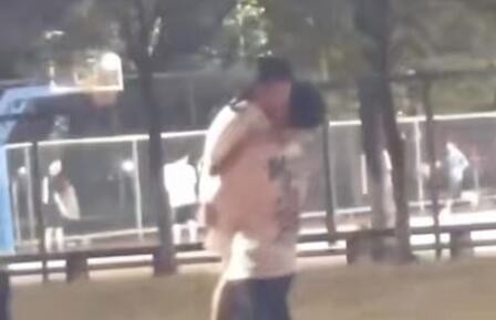 一条狗走在街上突然被人踹了一脚是什么梗