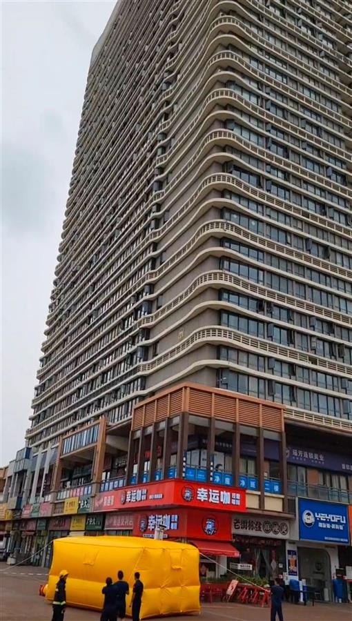 海口一女子从十多层高楼坠亡，目击者：此前有工作人员劝了几个小时