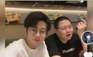 《抖音》霄磊大师兄教pdd唱歌是什么梗